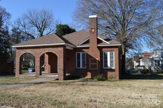 Building Photo - 622 S Green St