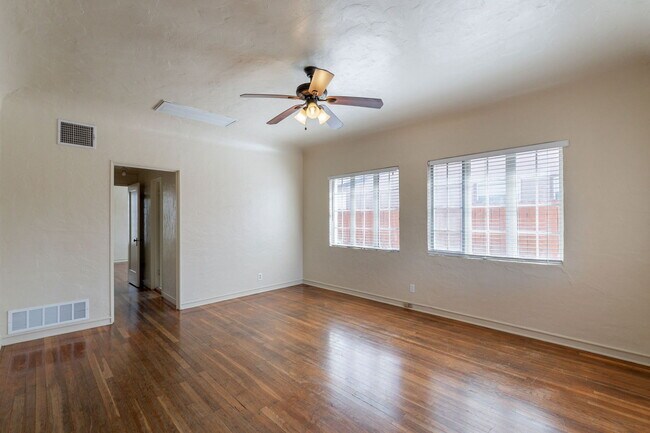 Foto del edificio - 241 S Cherry Ave