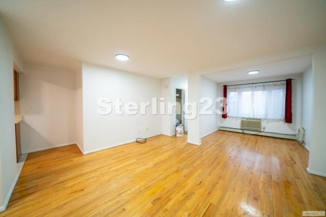 Foto del edificio - 2 bedroom in ASTORIA NY 11105