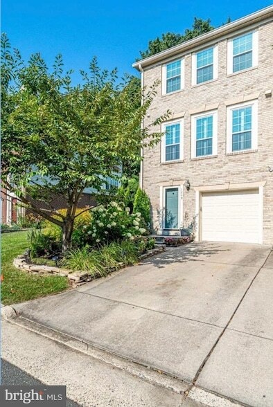 Building Photo - 1249 Quaker Hill Dr