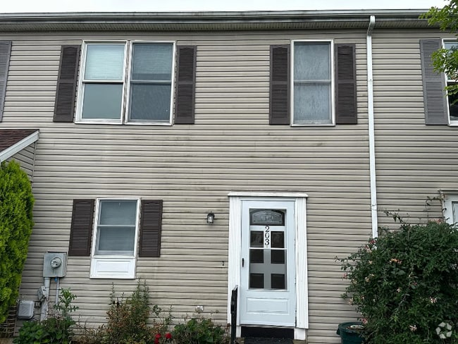 Building Photo - 203 Poplar Dr