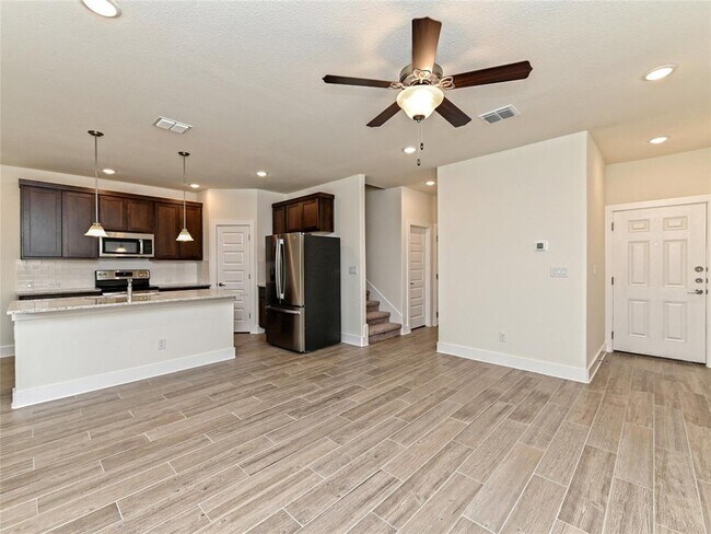Building Photo - 425 Parkline Dr
