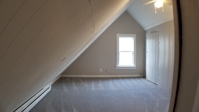 3rd floor back Bedroom - 24 Epping St