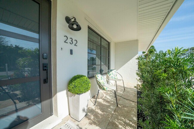 Building Photo - 232 Wellesley Dr