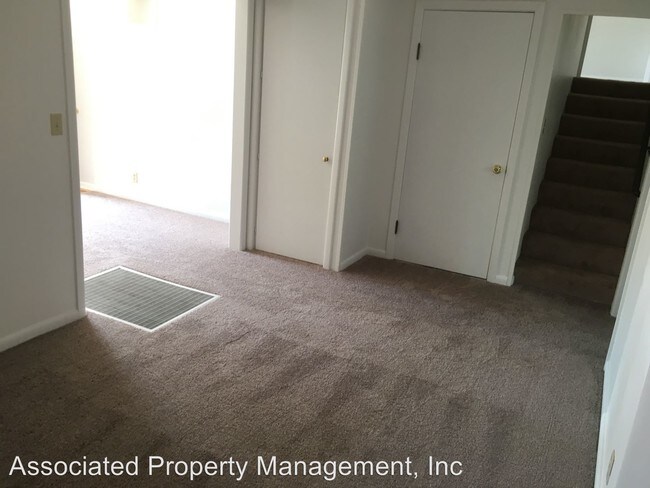 Foto del edificio - 3 br, 1 bath House - 213 NW Adams Ave