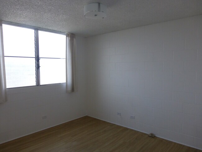 Building Photo - Newly Renovated 2 Bedroom Makiki Apartment...