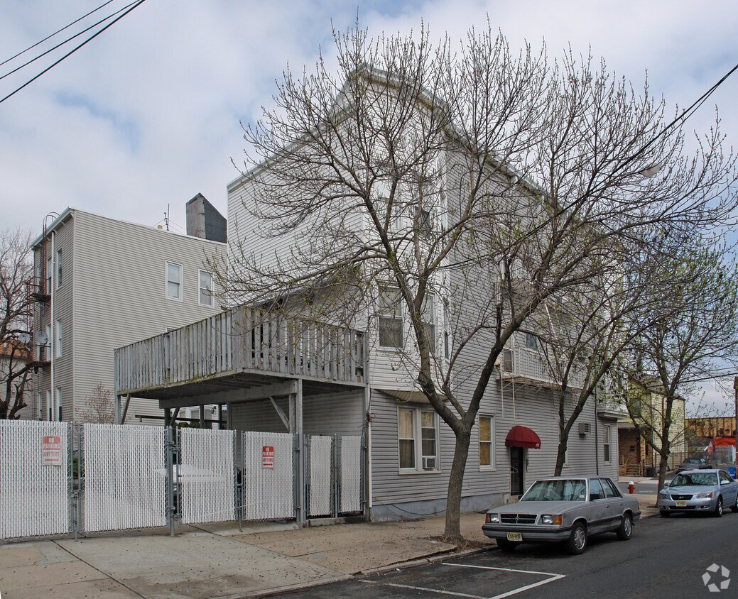 Foto del edificio - 127 Avenue E