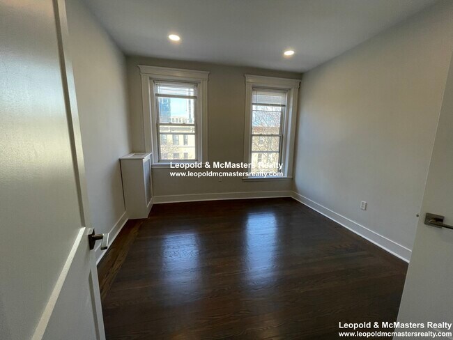 Building Photo - 28 Queensberry St