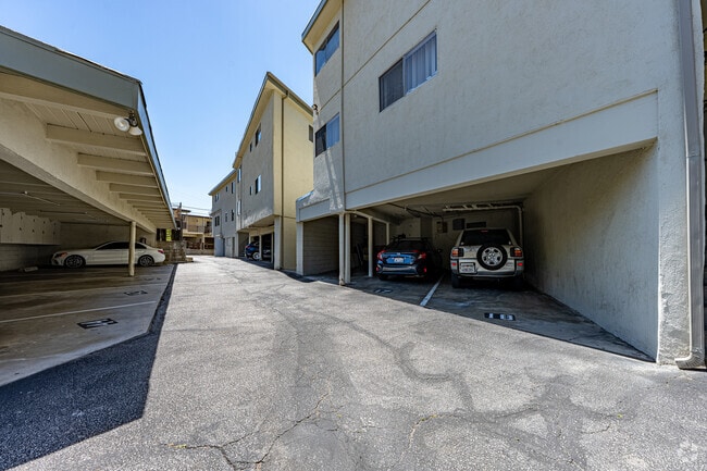 Aparcamiento - 2841 Montrose Ave