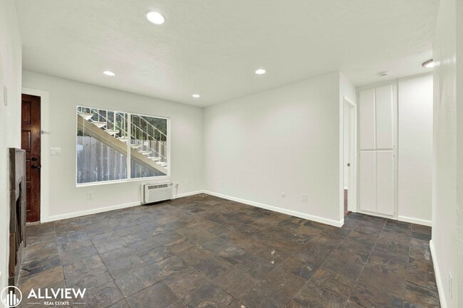 Foto del edificio - Golden Hill Gem: 2BR/1BA with Fireplace & ...