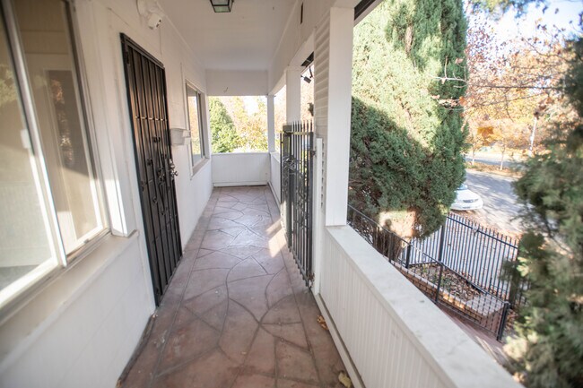 Building Photo - 218 5th St