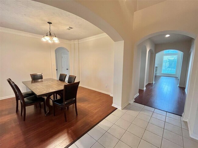 Building Photo - 1803 Stoneleigh Ct