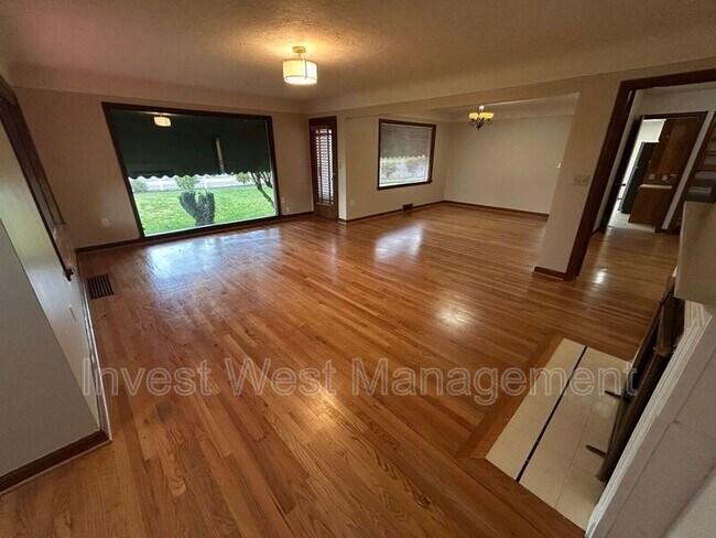 Foto del edificio - 1800 E 9th St