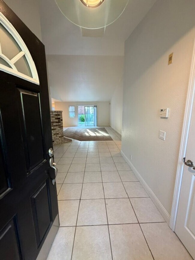 Foto del edificio - Beautiful Freshly Painted 3 Bedroom and 2 Bathroom Home in Carmichael $2,995.00 + Water