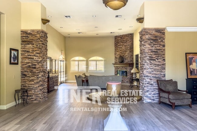 Foto del edificio - 10001 Woodcreek Oaks Blvd