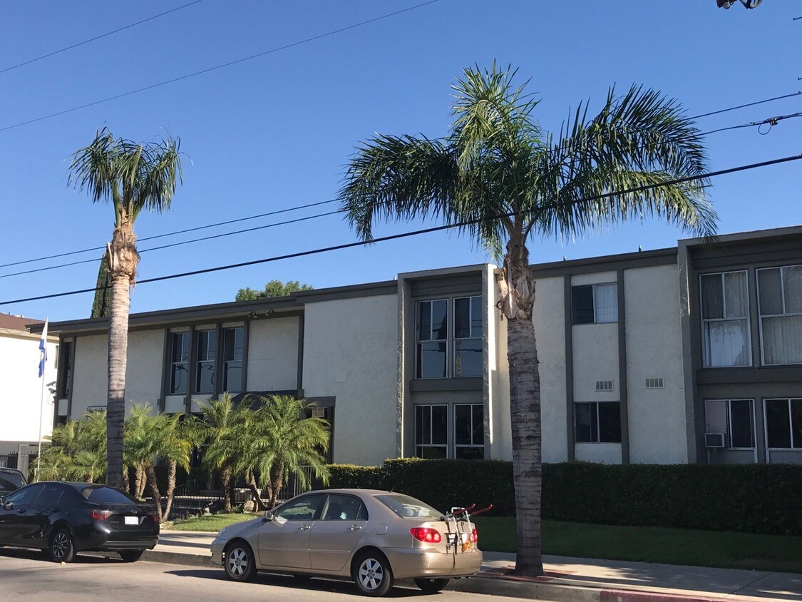 Foto principal - 18547 Plummer St