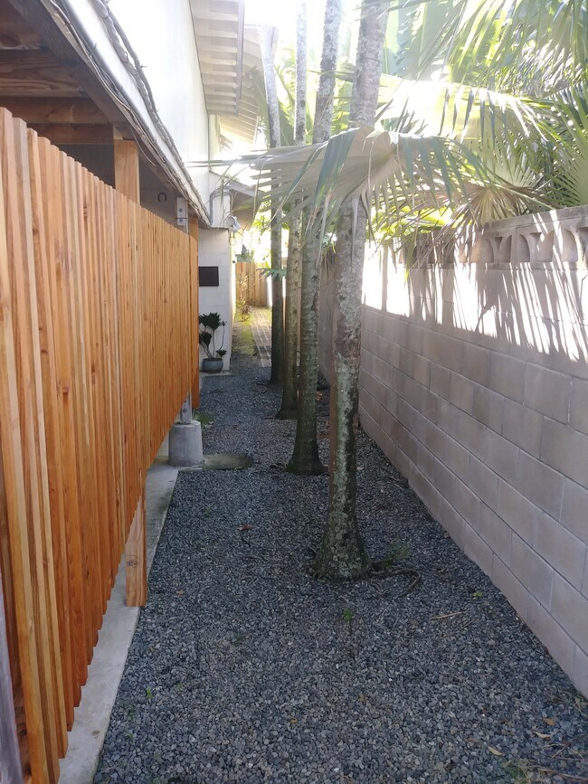 Entrada a la parte trasera de la propiedad. - 329 Auwinala Rd