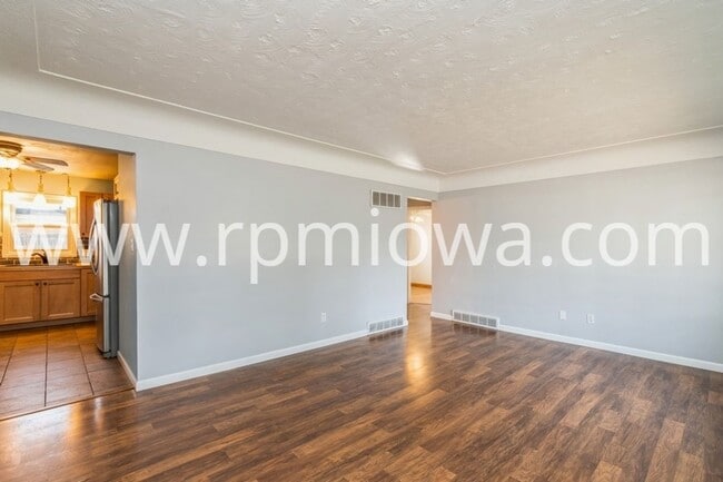 Building Photo - UPTOWN ANKENY!! 3 Bedroom, 2 Bath Home in Ankeny