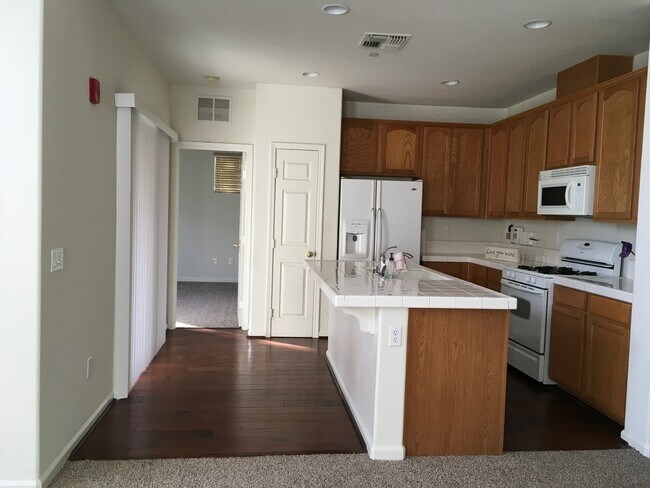 Building Photo - Beautiful Condo Community 2Beds 2Bath Convenient Location!