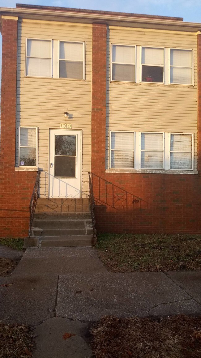 Building Photo - 1010 W 151st St