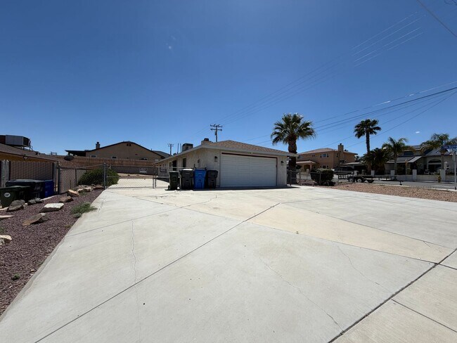 Building Photo - Beautiful 3 Bedroom 2 Bathroom House With 2 Car Garage and Fenced Yard