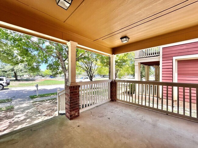 Foto del edificio - Charming 3BR/2BA Two-Level Home with Cover...
