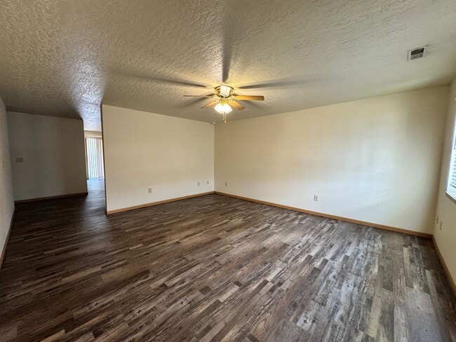 Building Photo - 2 Bedroom, 2 Bathroom Duplex