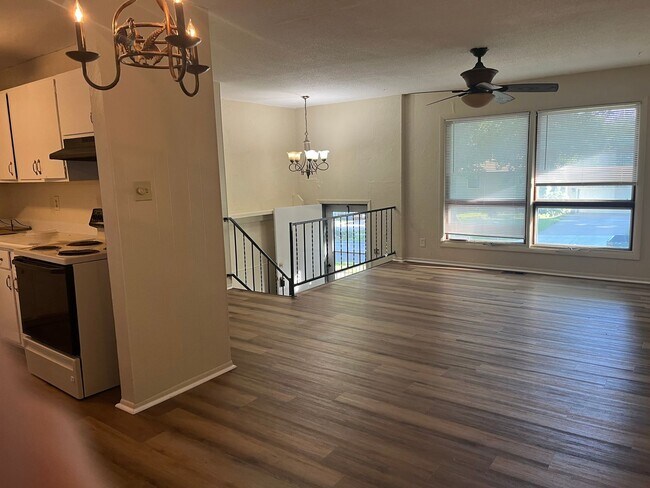 Foto del edificio - 3 BEDROOM 1 FULL BATH HOME WITH LIVING ROOM & REC ROOM, SINGLE GARAGE AND LARGE BACKYARD
