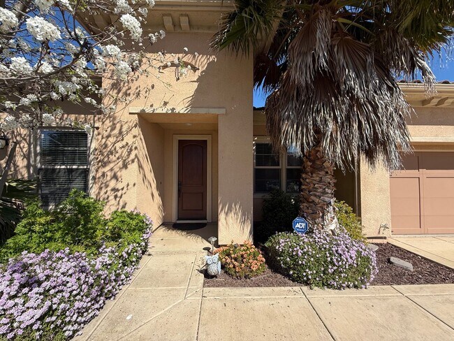 Foto del edificio - Lake front single story home in gated community!