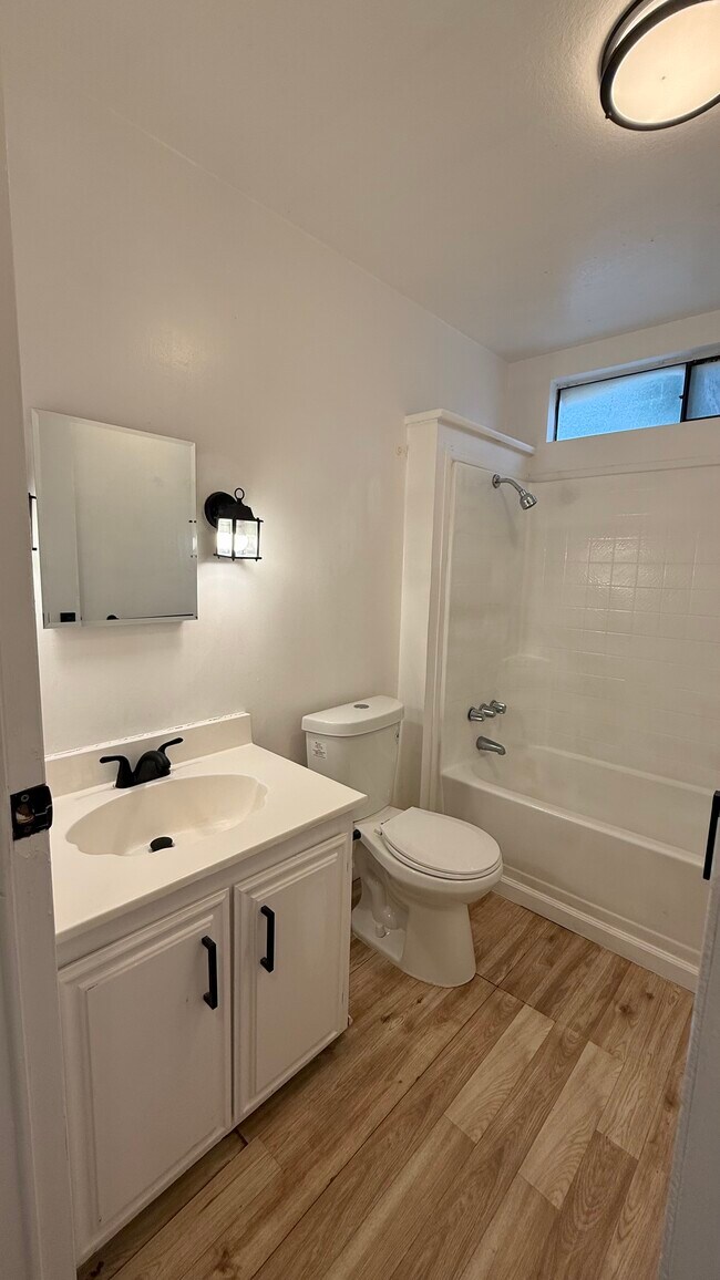 Foto del edificio - 24425 Woolsey Canyon Rd