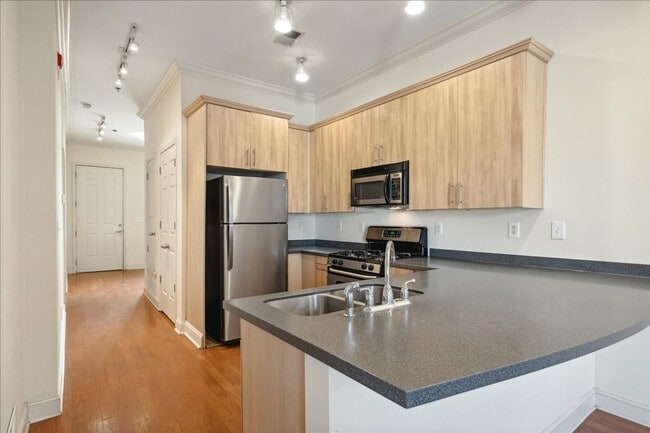 Building Photo - Gorgeous 1 bd 1 bath condo in City Lights ...