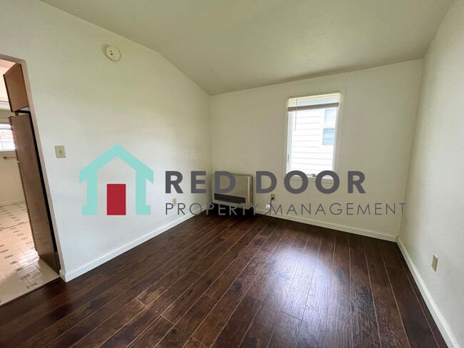 Building Photo - 1405 Duplex SQD LLC -E