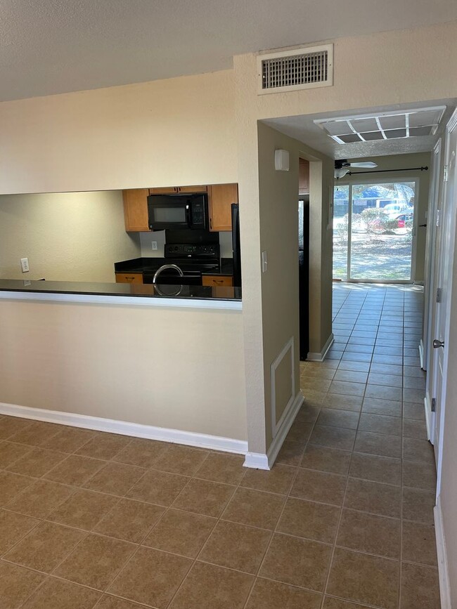 Building Photo - 2-bedroom condo in Oak Glen Marina