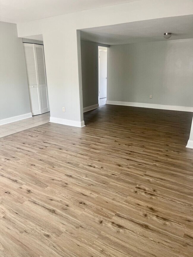 Foto del edificio - 3 Bedroom 2.5 Bath Unit Townhouse Frederic...