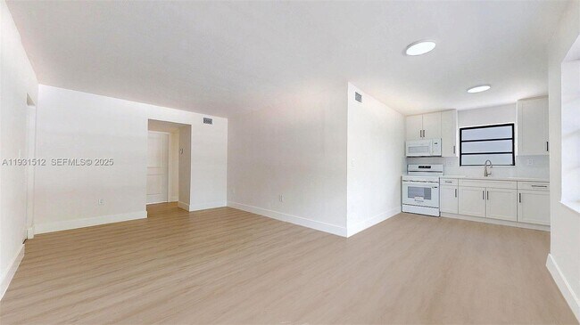 Foto del edificio - 1676 W 42nd St