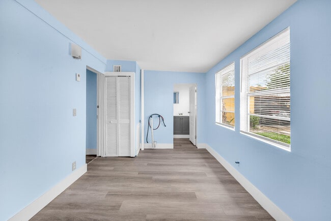 Foto del edificio - 1497 Silver Beach Rd