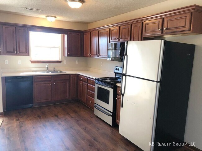Building Photo - 3 Bed 2 Car Duplex in Grain Valley