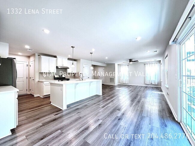 Building Photo - 1332 Lena St
