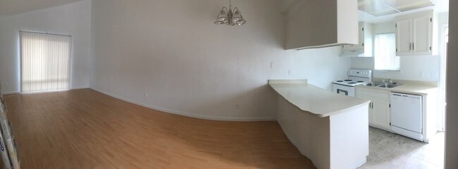 Building Photo - Cozy 2 Bedroom 1 Bath Duplex