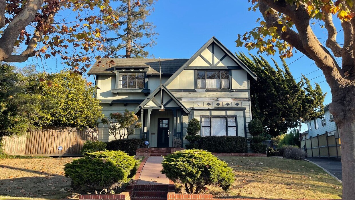 1622 Fernside Blvd Unit 1622 Fernside Blvd A, Alameda, CA 94501 Room