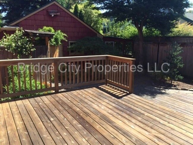 Foto del edificio - Laurelhurst Original, 3bed + Den , 2 bath no pets.