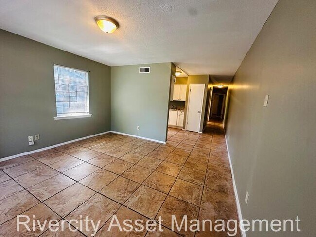 Building Photo - Charming Duplex Near University of Memphis!!!!! HABLAMOS ESPANOL!!!!!!!!