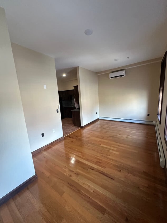Brightly Sunlight Livingroom - 751 N Salina St