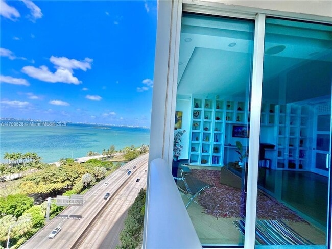 Foto del edificio - 601 NE 36th St