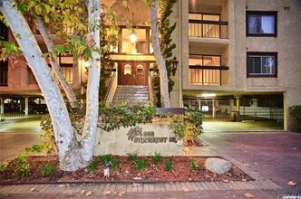 Building Photo - Gorgeous condo with Amazing Views!