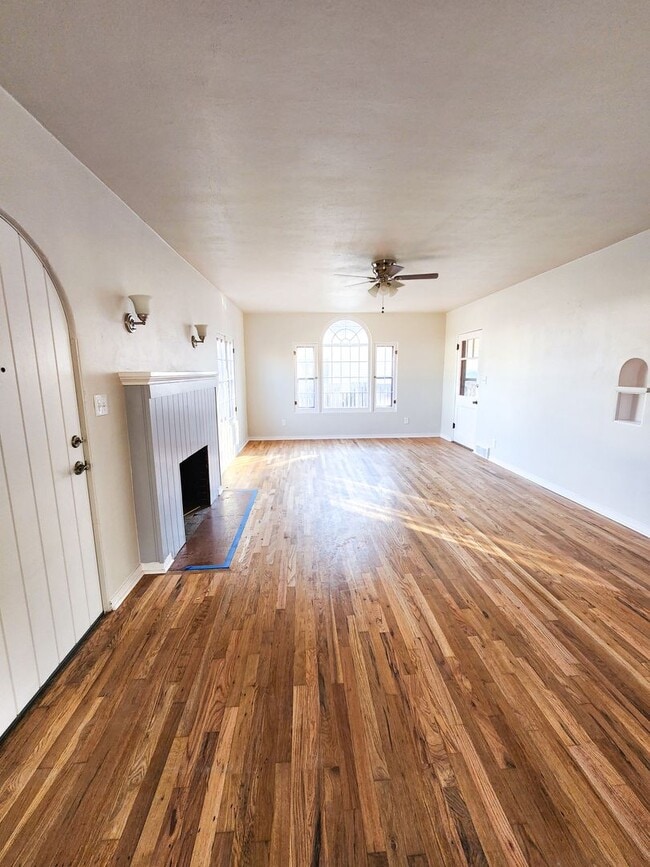 Building Photo - Charming Home with Large Backyard!