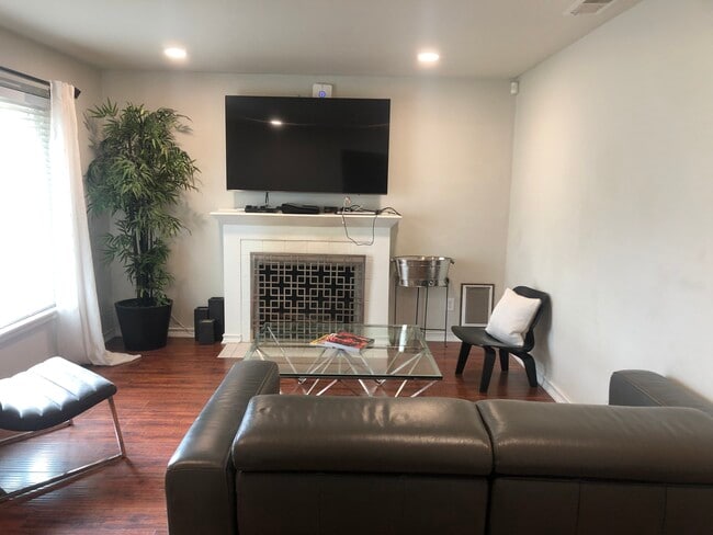Livingroom with working fireplace - 1016 Hemlock St