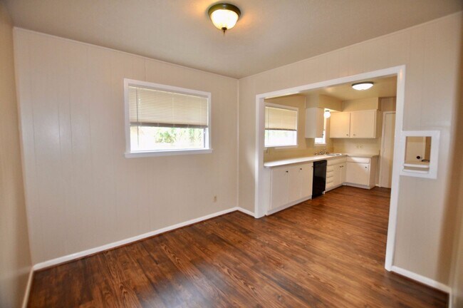 Foto del edificio - FOR LEASE! 2 Bedroom, 1.5 Bathroom - Brick...