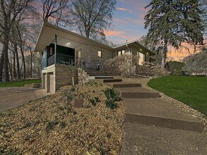Building Photo - 2541 Lakewood Ln
