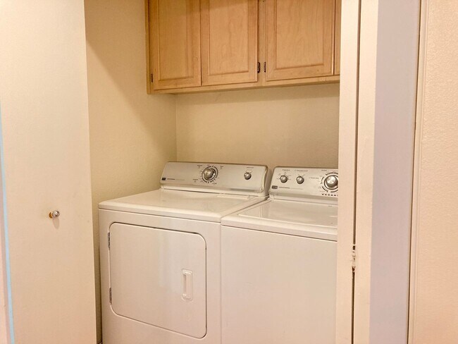 Foto del edificio - Spacious sun filled 2 bedroom with Washer/ Dryer in unit and garage!